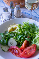 Plato de ensalada en un restaurante
