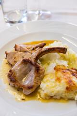 Chuletas asadas con lasaña de col