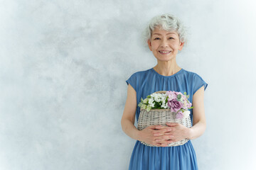 花束を持つミドル女性のポートレート