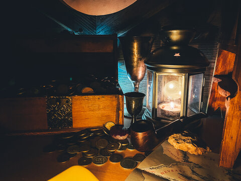 cofre del tesoro pirata repleto de monedas