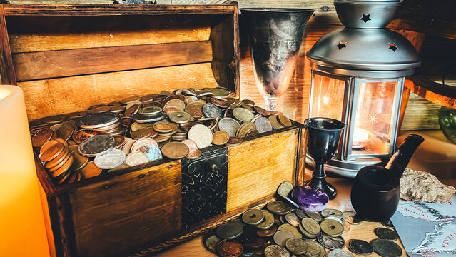 cofre del tesoro pirata repleto de monedas