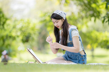 Asia little girl lying and drawing with colored pencils