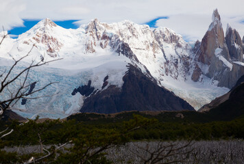 Uitzicht op sneeuwtoppen en gletsjers van het Andesgebergte Monte Fitz Roy in zomerdag. Patagonië, Argentinië, Chili, Andes