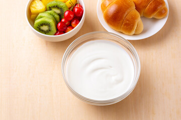 朝食のヨーグルトと果物とパン