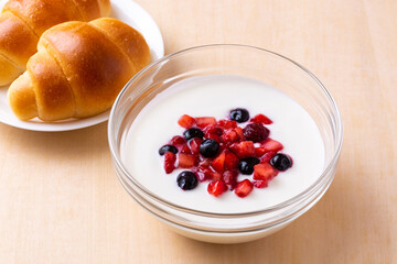 朝食のヨーグルトとパン