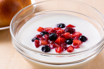 朝食のヨーグルトとパン