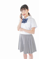 スマートフォンを使う若い女子学生