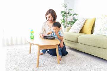 子どもにごはんを食べさせる母親