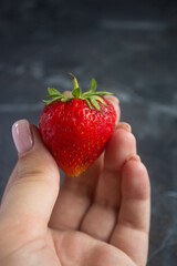 Obraz premium strawberry in hand