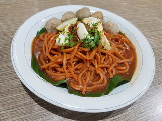 Mi Bancir is a typical noodle dish from South Kalimantan. These noodles are not dry and not too wet, topped with free-range chicken meat, pond duck eggs, and lime that typical Banjar