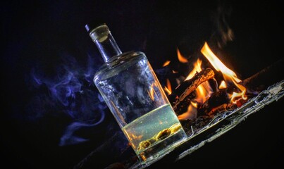 mezcal leña fuego noche nubes alcohol fogata cervezas canciones cantantes botellas azul narajanda - obrazy, fototapety, plakaty