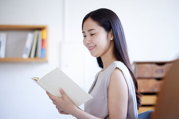 Obraz premium リビングでくつろぐ若い日本人女性