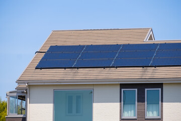 ソーラーパネルのある家　太陽光　発電　エコシステム