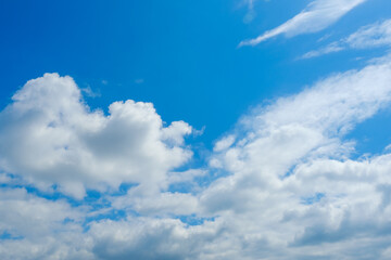 Obraz na płótnie Canvas 春の青空と雲　背景素材　4月　コピースペース