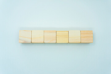 中央に存在感があるヒノキのウッドキューブ6こでタイトルの素材