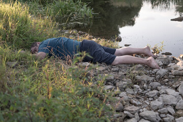 a corpse in the water, the body of a dead man was found by the lake near the pond, a drowned man was found
