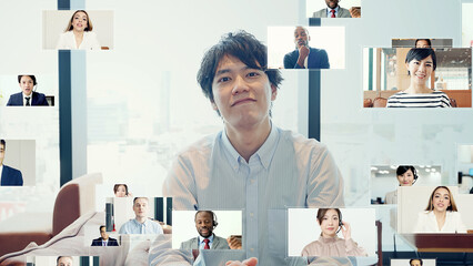 ビデオ会議に参加する男性