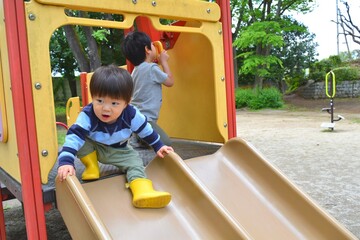 公園の滑り台で遊ぶ兄弟　2歳と5歳
