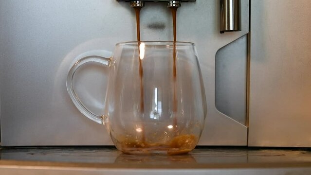 透明なカップに注がれるエスプレッソコーヒー