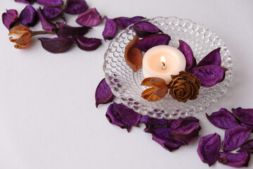 アロマキャンドルと花びらのポプリ