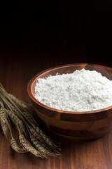 テーブルの上に木製のボウルにはいった小麦粉