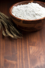 Fototapeta na wymiar テーブルの上に木製のボウルにはいった小麦粉
