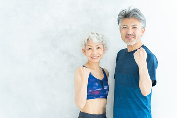 運動するシニア夫婦（スポーツ・健康・ヘルスケア）
