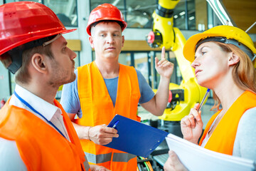 Ingenieure bei der Entwicklung der Industrieroboter