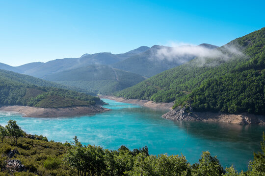 Embalse de Compuerto en el hermoso parque natural de la monta&ntilde;a Palentina, Espa&ntilde;a