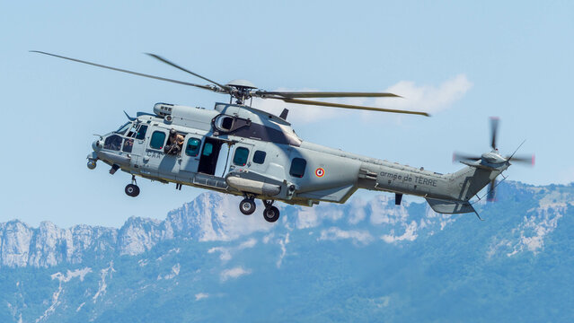 Flight demonstration of a Eurocopter (Airbus Helicopters) EC 725 HUS Caracal