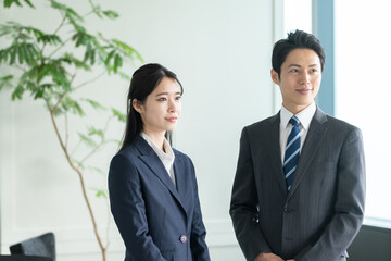 オフィスで働くビジネスマン（ビジネス・仕事・スーツ）