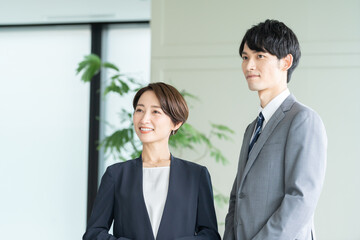 オフィスで働くビジネスマン（ビジネス・仕事・スーツ）