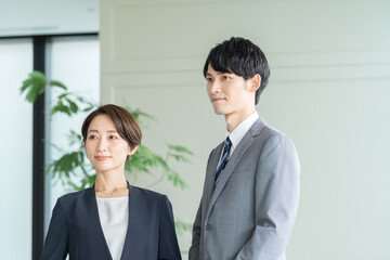 オフィスで働くビジネスマン（ビジネス・仕事・スーツ）