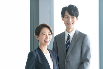 オフィスで働くビジネスマン（ビジネス・仕事・スーツ）