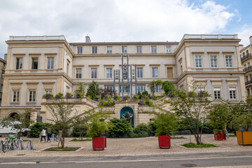 Fototapeta premium vue de la mairie de Saint-Etienne en journée