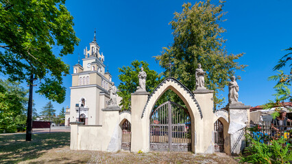Fototapeta na wymiar Kościół św. Trójcy w Białobrzegach