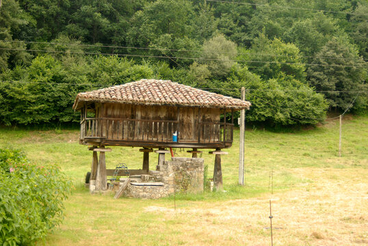 horreo en el paisaje asturiano
