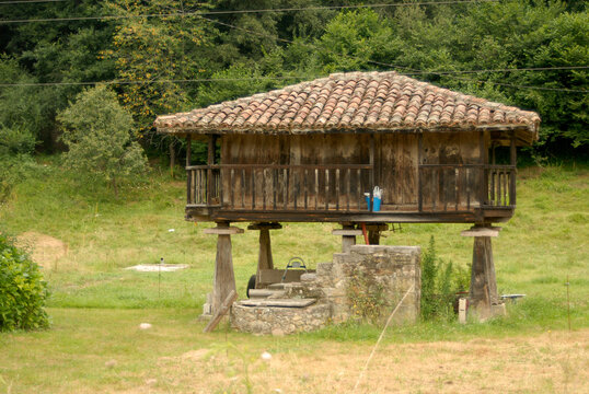 horreo en el paisaje asturiano