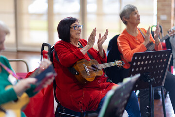 senior ladies with ukuleles applauding