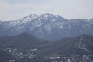 冬山と札幌の眺望