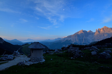 Eine kleine Kapelle steht auf dem Wanderweg zum Sassongher und bietet einen schönes Panorama über das Edelweißtal hin zur Sella und weiter zur Marmolata, Civetta und Pelmo die im Dunst liegen. 