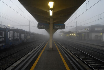 estacion de trenes entre la niebla