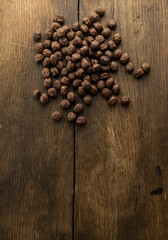 kulki kukurydziane na ciemnej desce