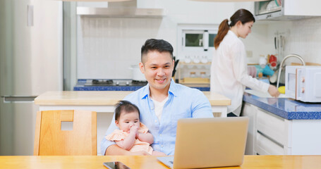 Fototapeta na wymiar asian parent work from home