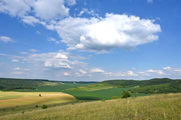 Obraz premium the sun shines through beautiful clouds on a picturesque plain 