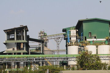 Fototapeta na wymiar Factory structure for agricultural food production such as rice and corn for processing for consumers and consumption that is adjacent to the river as a business for exporting and selling in Thailand