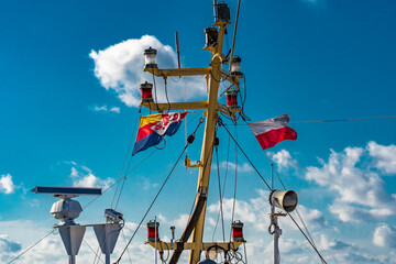 Schiffsmast - Fahnen und Lichter - Radar - Schiff