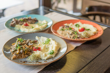 mashed potatoes with gravy made of meat and mushrooms