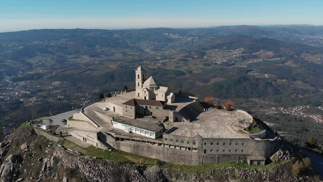 Santu&aacute;rio no topo da montanha.