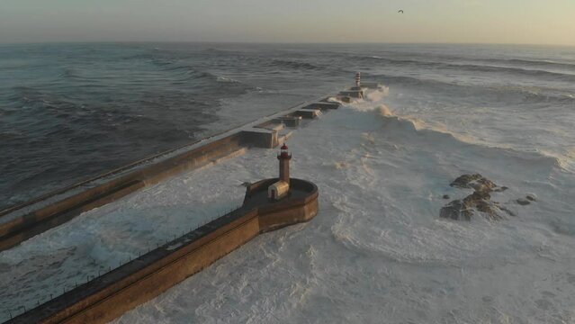 Farol no mar agitado